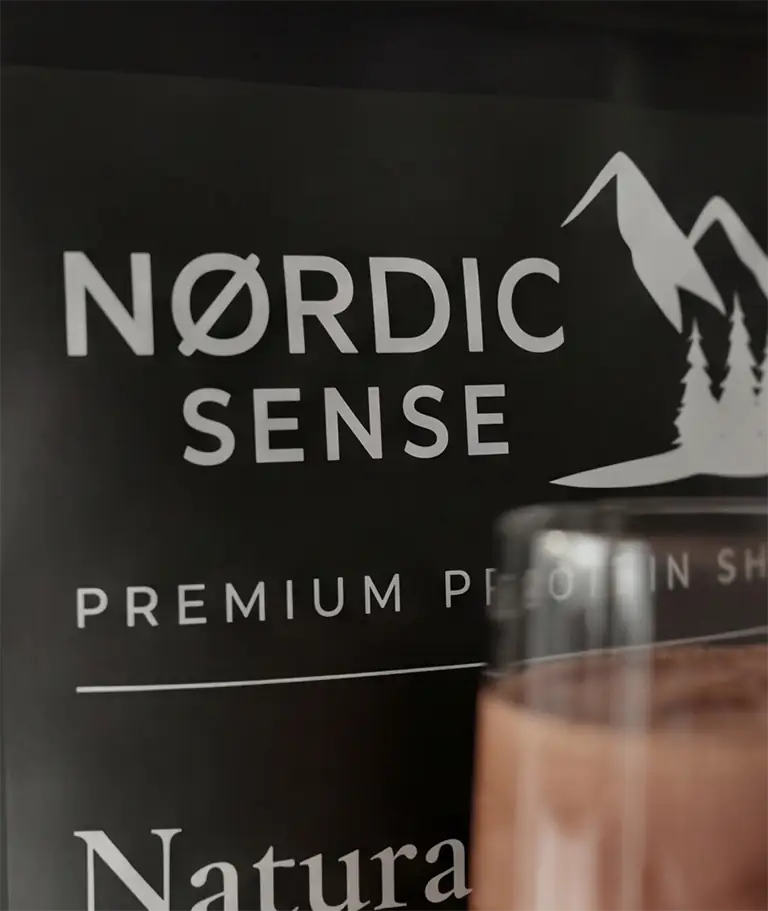 Hände beim Verpacken einer Nordic-Sense-Bestellung in Holzwolle
